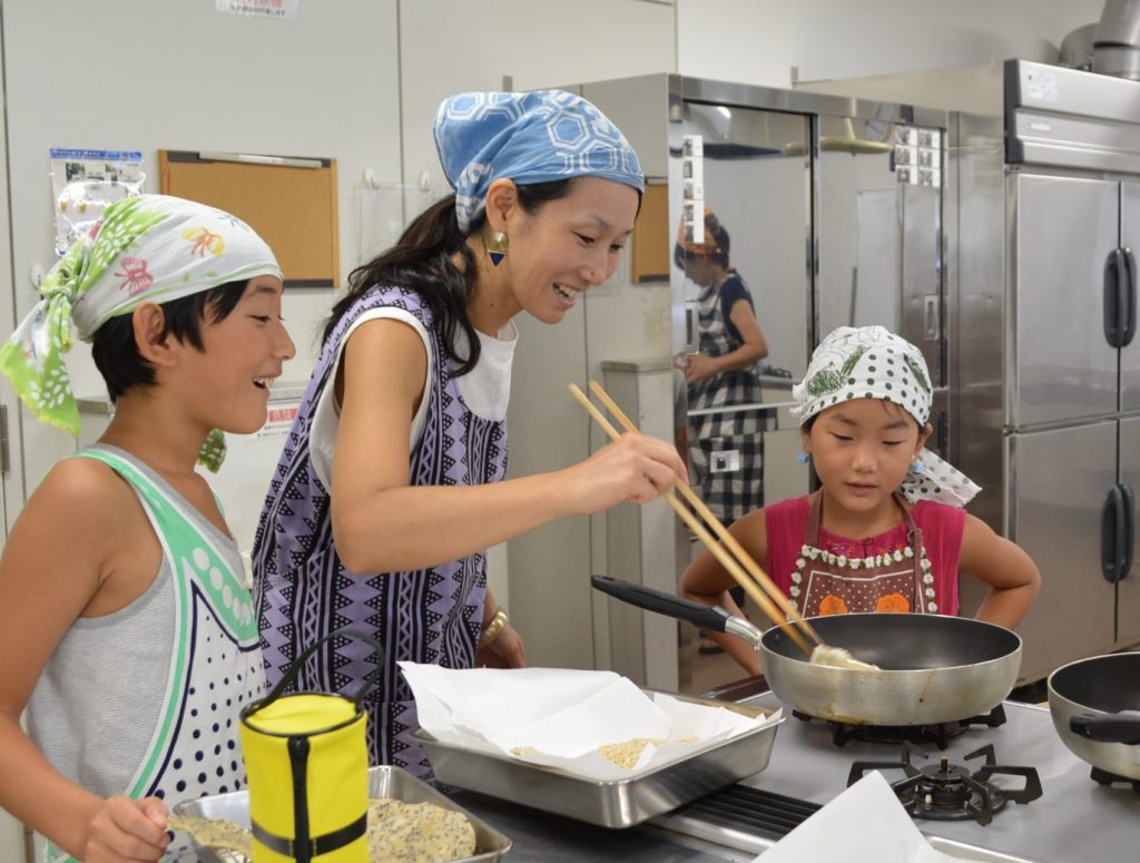 夏休み親子企画のおせんべいづくりの様子